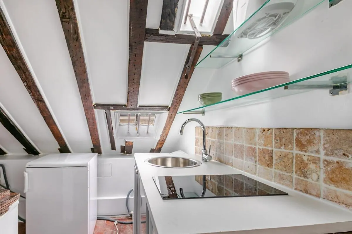 Studio Sous Les Poutres A Parijs Appartement